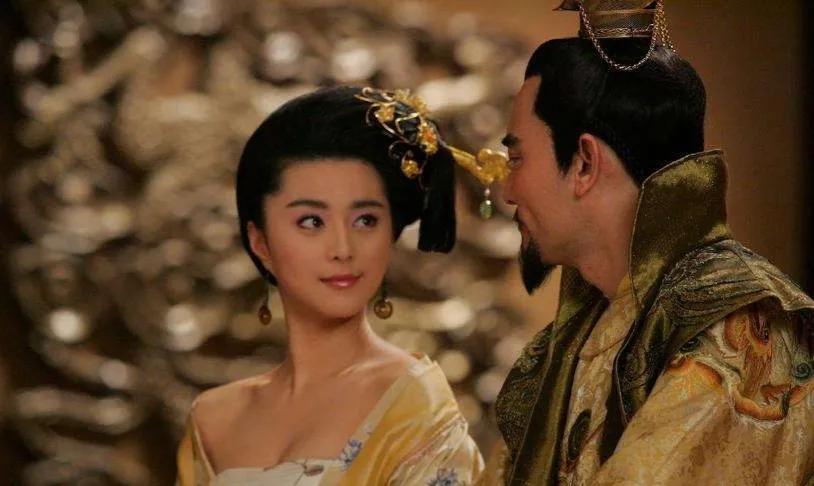 公元737年，52岁的唐玄宗看上了20多岁的儿媳杨玉环，就对儿子说：“朕