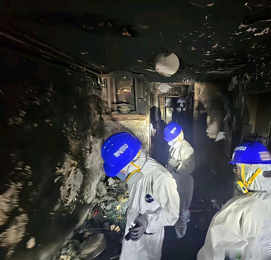 香港警方公布现场勘察照片，这次火灾的惨烈程度可见一斑。香港大浦宏福苑火灾已导致1