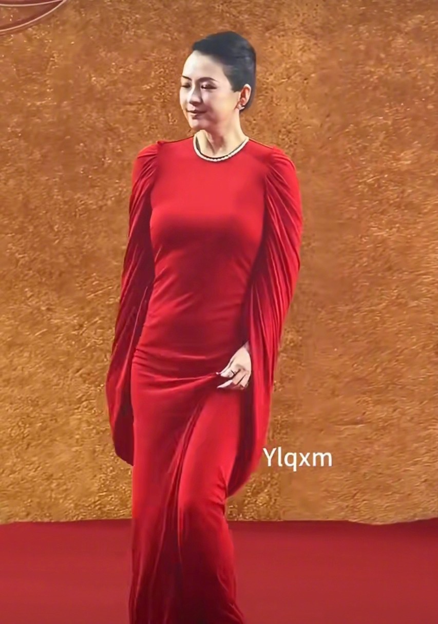 章子怡脸咋了47岁的章子怡，还是能找到年轻时候的样子的