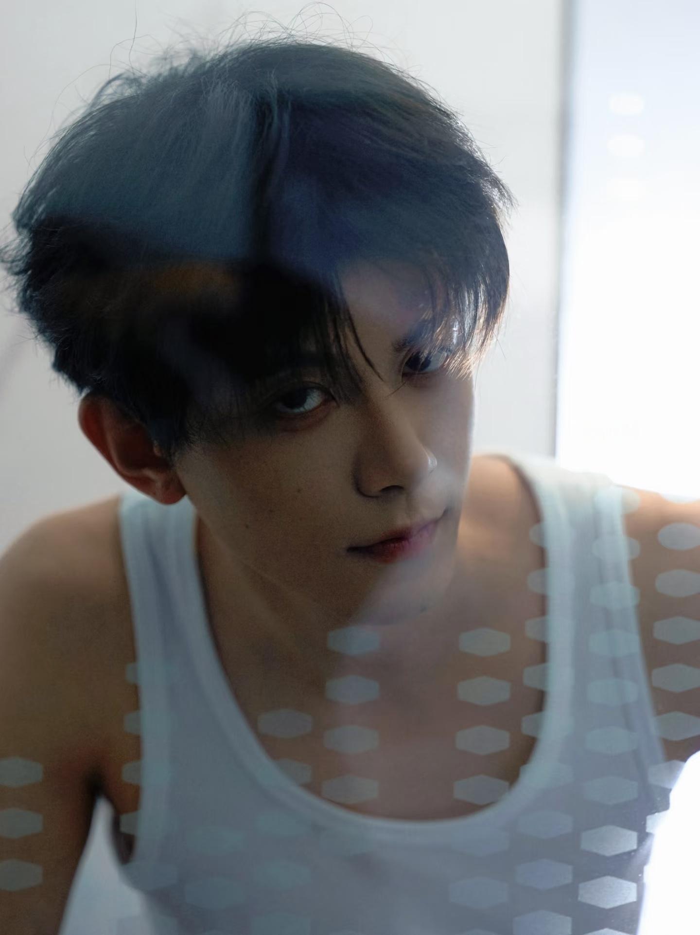 网友票选出穿背心最有苏感的男明星：TOP9范丞丞TOP8白敬亭TOP7吴磊