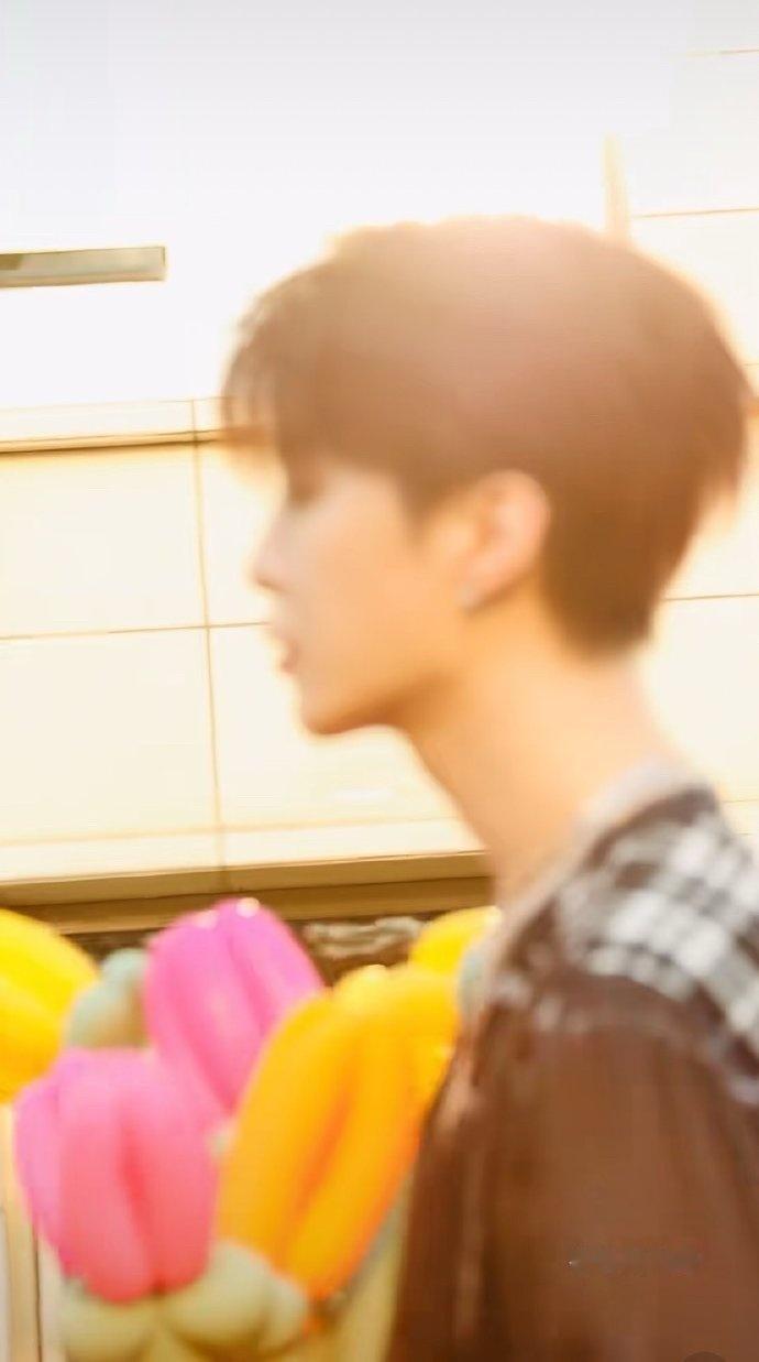 范丞丞车飞了奔跑吧跑男官宣范丞丞的id也太搞笑了！他开着小车正得意，一回头车没