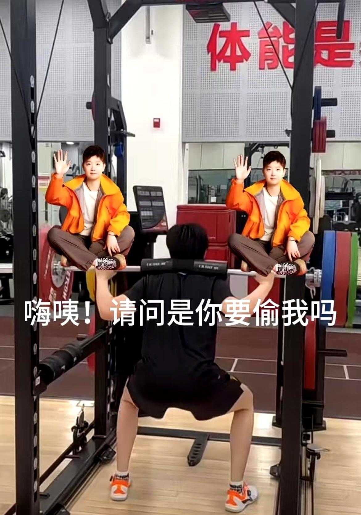 王楚钦真的在好好练体能。他练体能用的杠铃片，三个加起来55公斤，网友测算