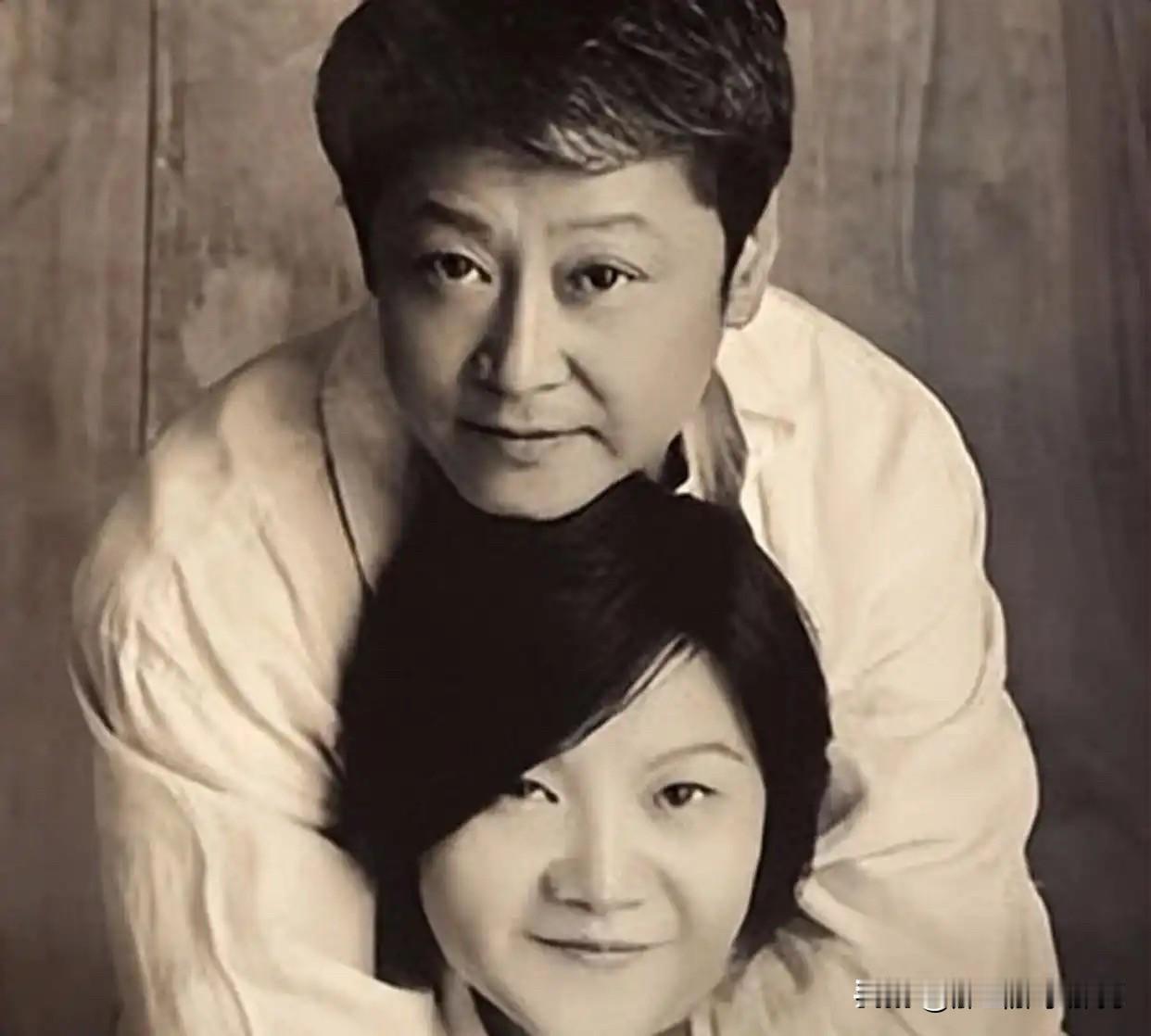 章含之最初看不上，瞧不起女儿洪晃的第四任老公杨小平。杨小平是北京胡同里长大的