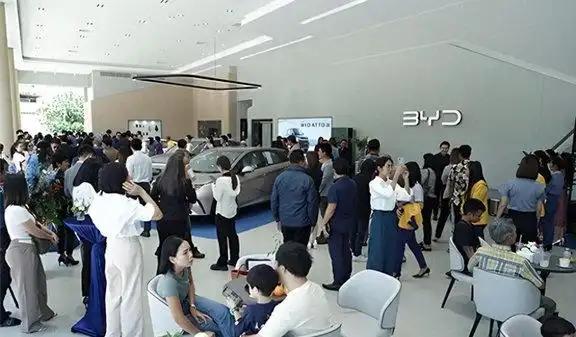 东南亚这次真的拼了，动作大得惊人！4月1日咱们中国的新能源产业，突然在海