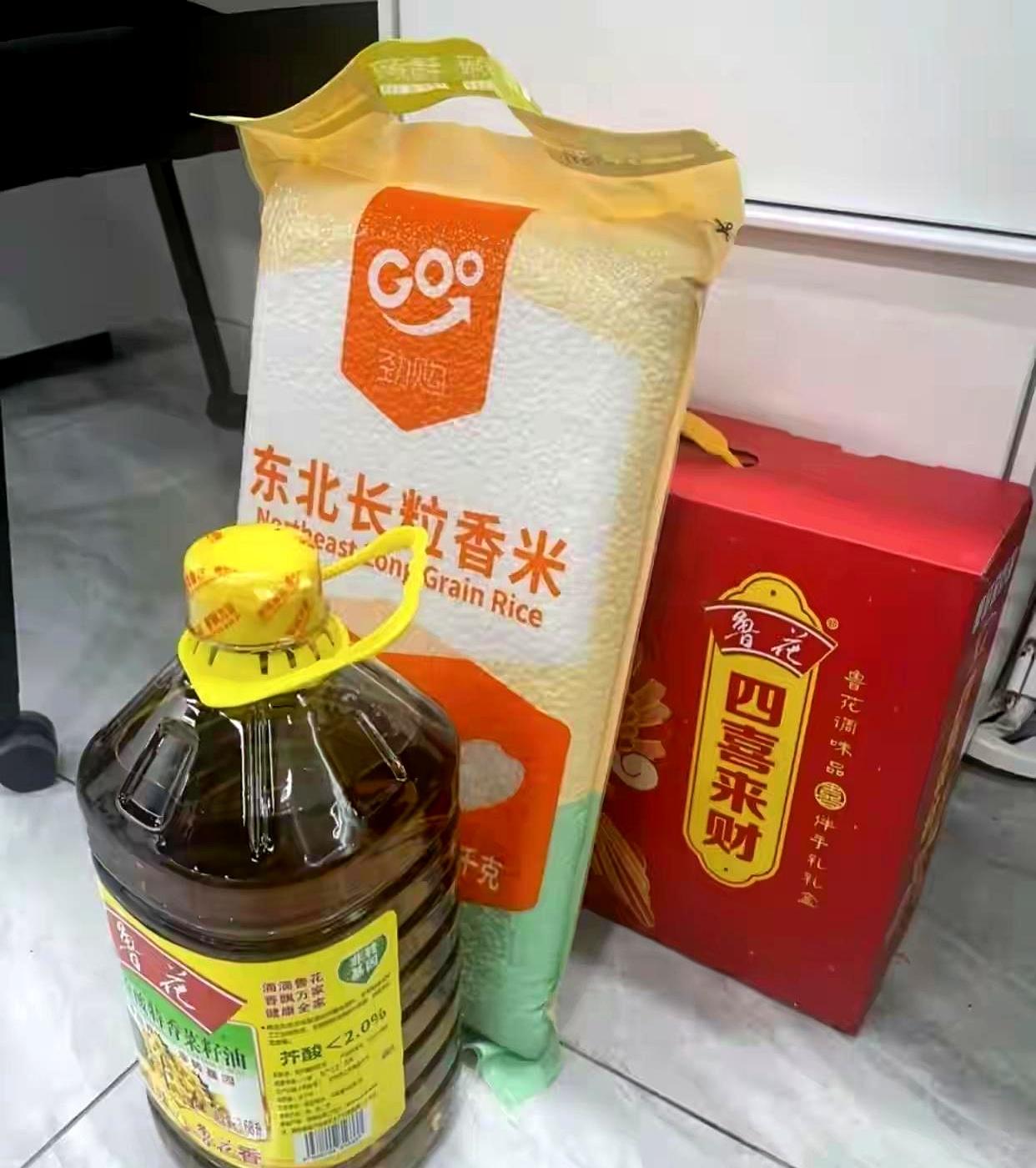 同样的活，发福利却分两拨？办公室就我一个临时工。正式昨天领两提月饼一张购物卡