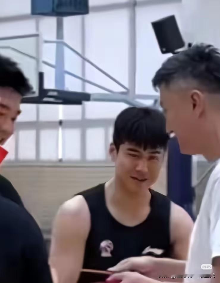 广东宏远初四集结，一个信号看，杜锋要立崔永熙为球员新领袖，全程护理崔跳跃，笑脸相