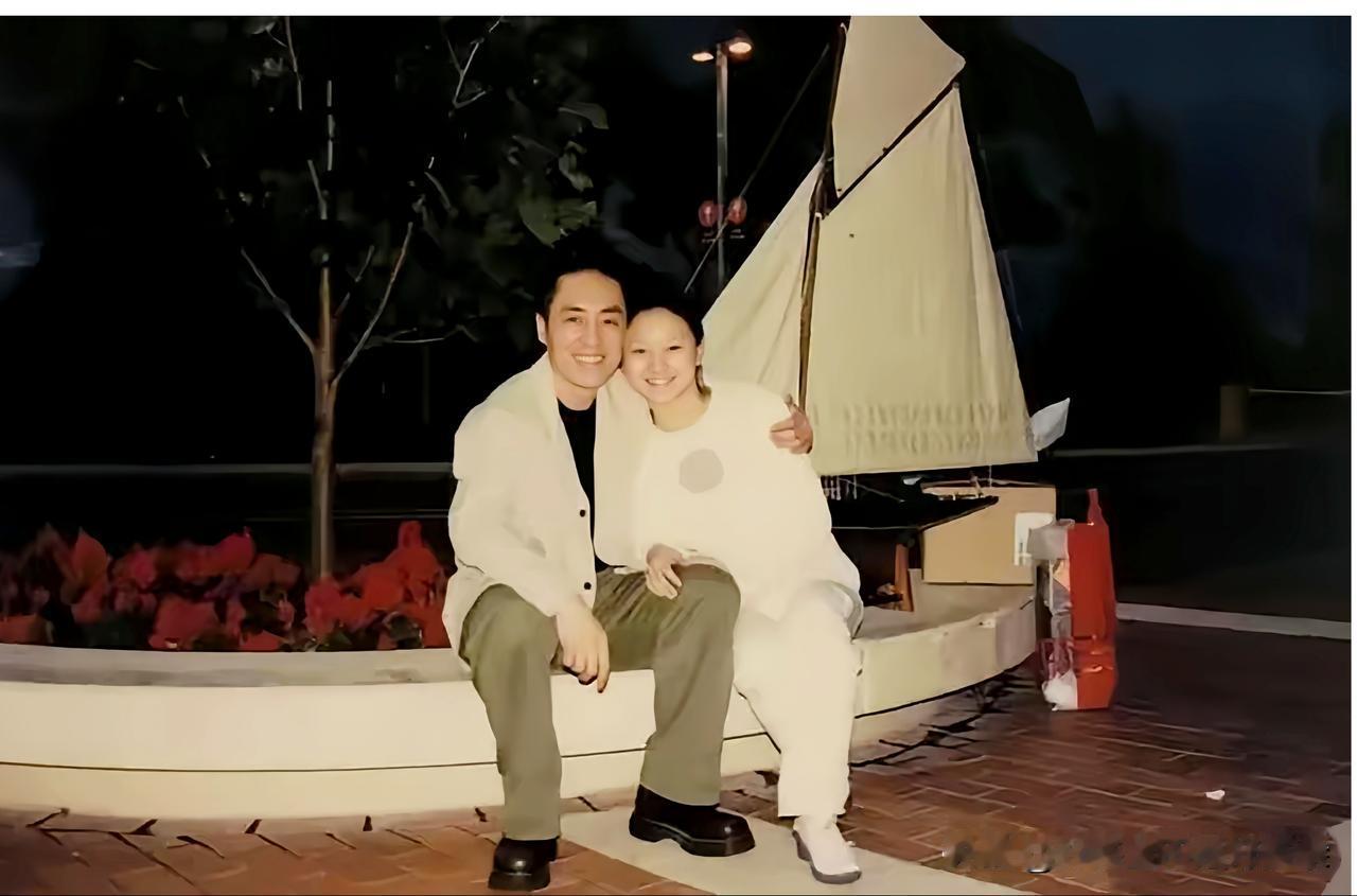 1999年，张艺谋和陈婷在坐在小区花坛边沿上，留下的甜蜜瞬间。当时张艺谋49岁，