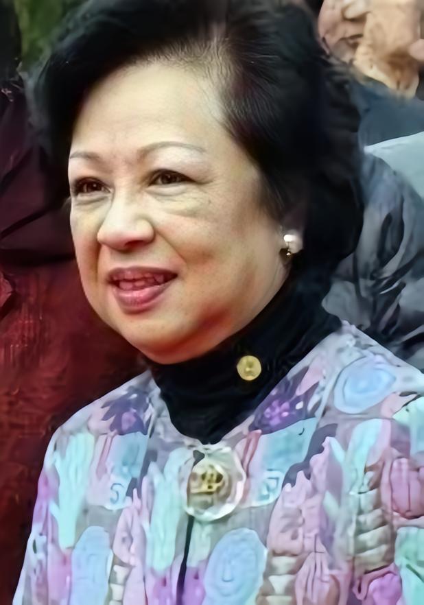董老离世，最痛彻心扉的莫过于他的夫人和儿女其夫人赵洪娉端庄大方，赵洪娉广东江