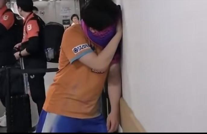 松岛辉空哭了！现在最能理解他的人应该就是张本智和了，因为在日乒中，张本智