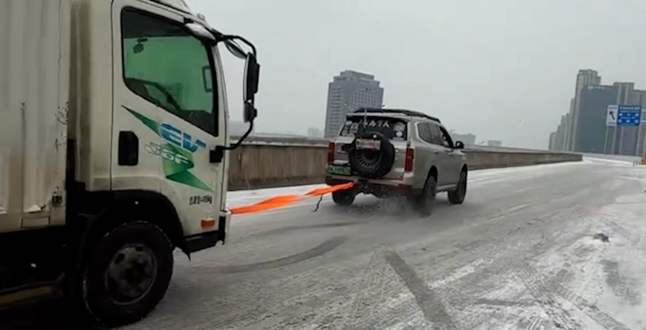 武汉下大雪那天，一个开坦克500的老哥，在自己家窗户那儿看见高架桥匝道堵死了。一