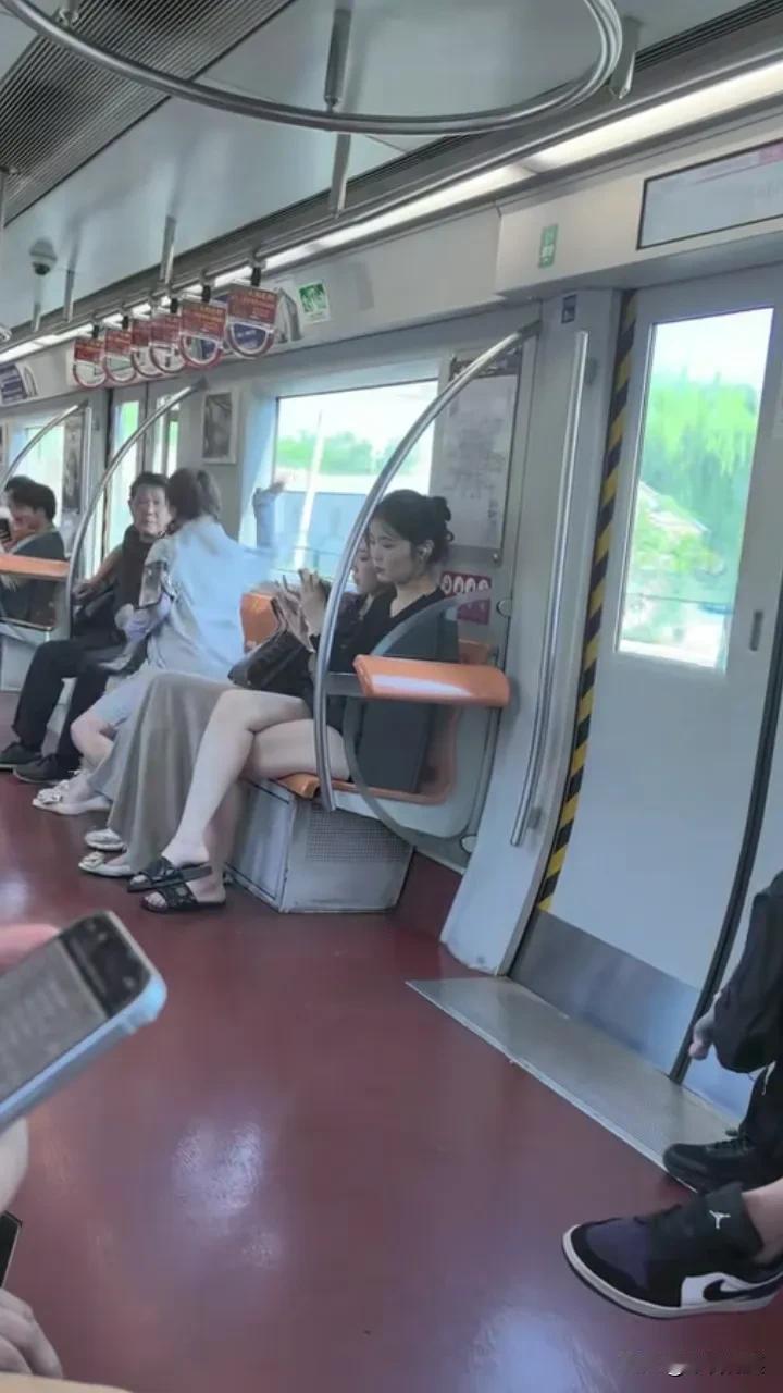 现在的“小仙女”能有多可怕，张口就能颠倒是非黑白！大爷只是挪了一下她的包，女