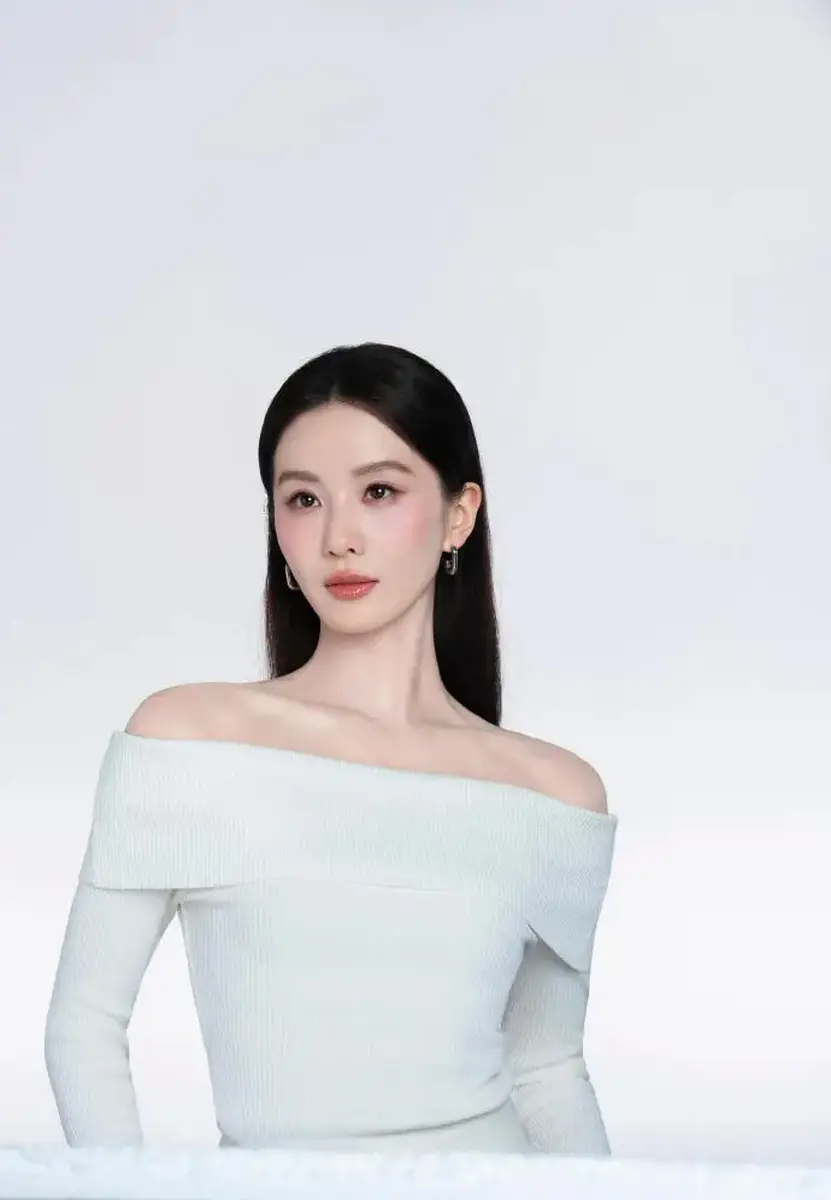 刘诗诗身穿紫色抹胸裙慵懒大气戴钻石耳坠精致迷人