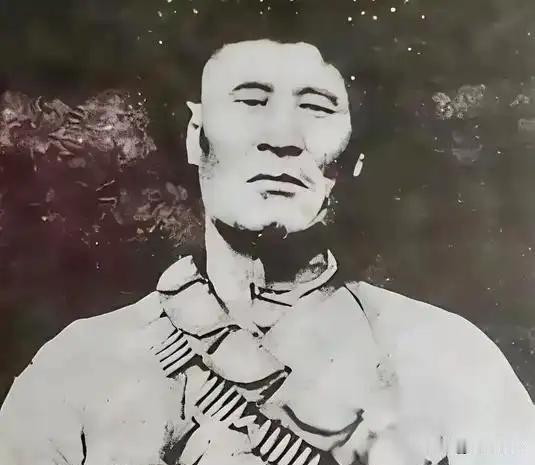 1949年，追击马家军残匪时，司号员杨忠孝打死一个穿得十分阔气的匪徒，战友们围观