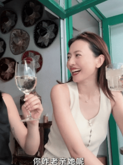 高圆圆吧唧就给了闺蜜一口高圆圆“吧唧”亲了闺蜜一口，这一下就看出闺蜜感情多好！也