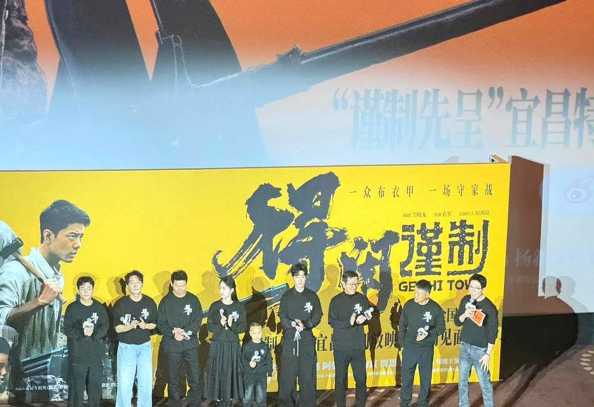 文艺片也能炸票房？有人看十分钟就溜号。有人攥着纸巾哭到灯亮。影院里那个捂眼