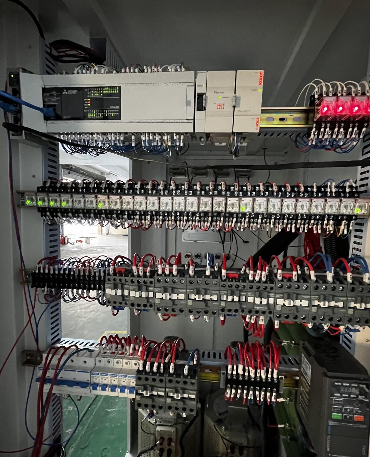 新招一个月不到的电气工程师让老板给辞退了，试用期工资是8500元，转正后工资14