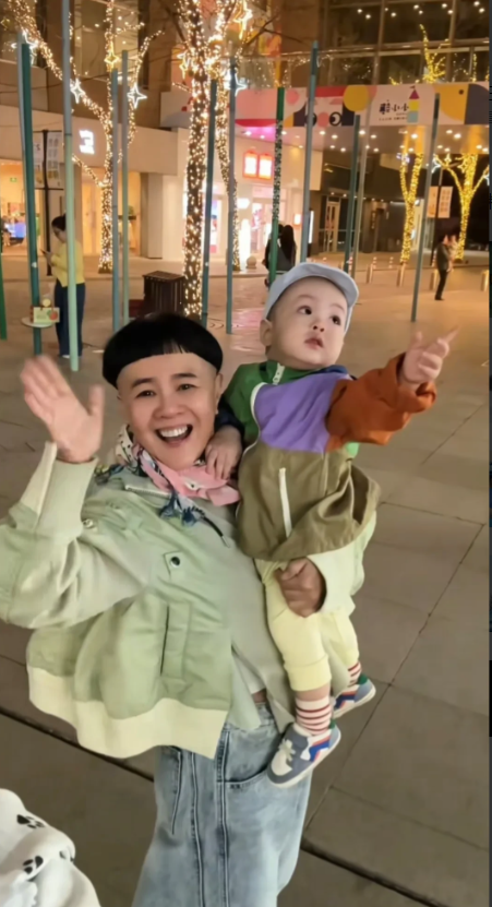 万万没想到这届网友清醒了金龟子女儿被曝蹭热度网友:“总比去做手术祸害人好”