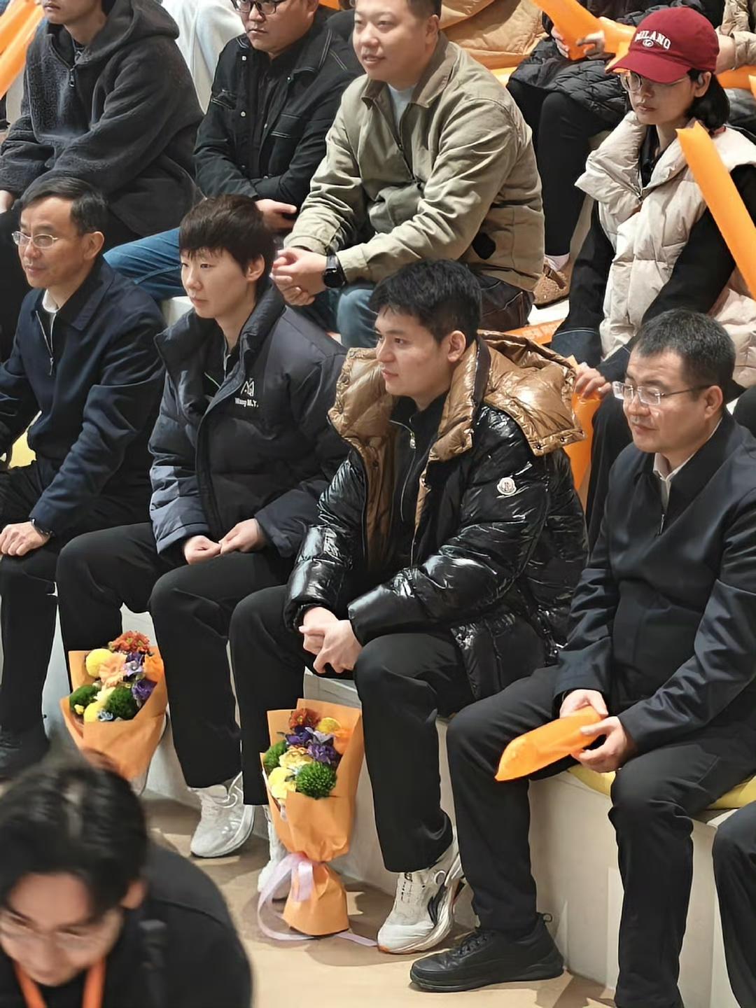 王曼昱今日率领国乒众将林诗栋、徐奕、陈熠、薛飞、徐瑛彬来到成都武侯区一社区生活中