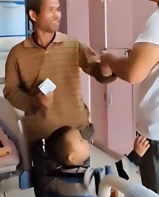 贵州，一名男子陪伴妻子分娩时，发现隔壁病床上的一对夫妇生活艰难，孩子没穿