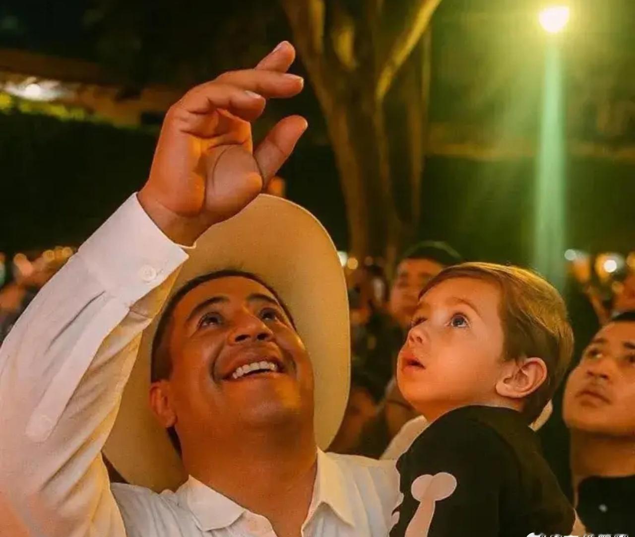 墨西哥阿科苏辛市市长卡曼佐日前遇袭身亡，终年45岁。曼佐以反腐败反暴力著称，执政