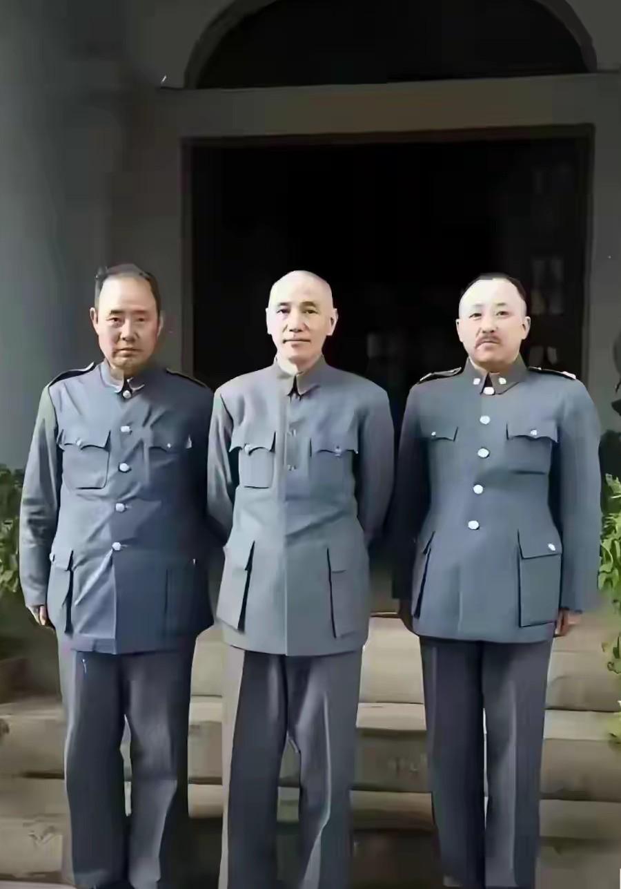 估计现在已经没有几个人能把照片上的三个人都认出来的了？这是一张真实的照片，中间的