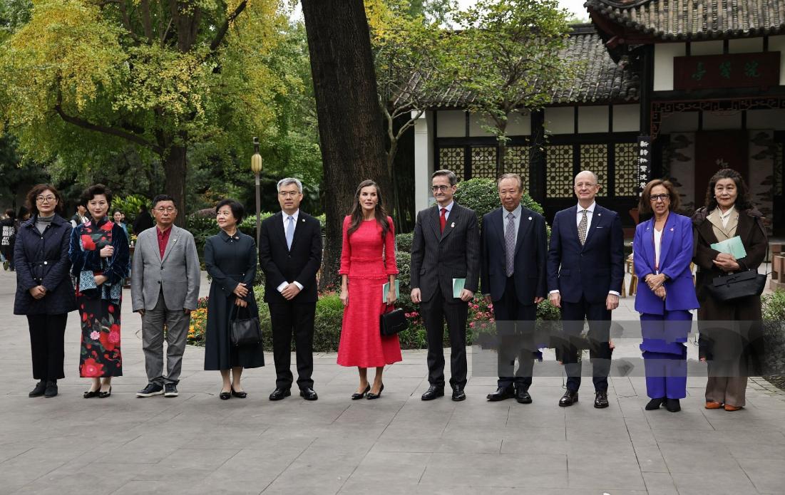 西班牙王后逛公园的高清照来啦，随行女保镖也长得美！11月11日西班牙王后打卡望江