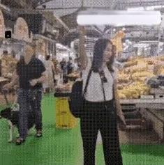 这位亚裔犹太人终于到达了梦寐以求的精神母国以色列，一下飞机就兴高采烈地举着以色列