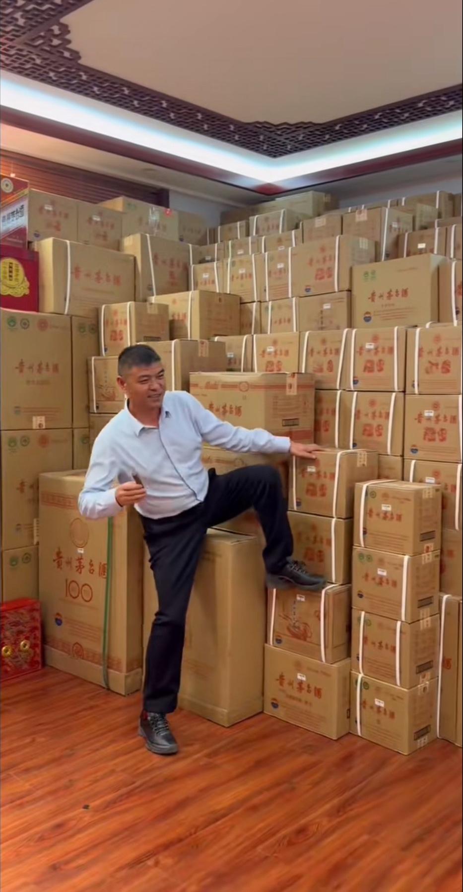 北京坤哥的榜一大哥，也是坤哥的铁粉。在北京坤哥河北燕郊的接待室，直接坐在了坤哥的