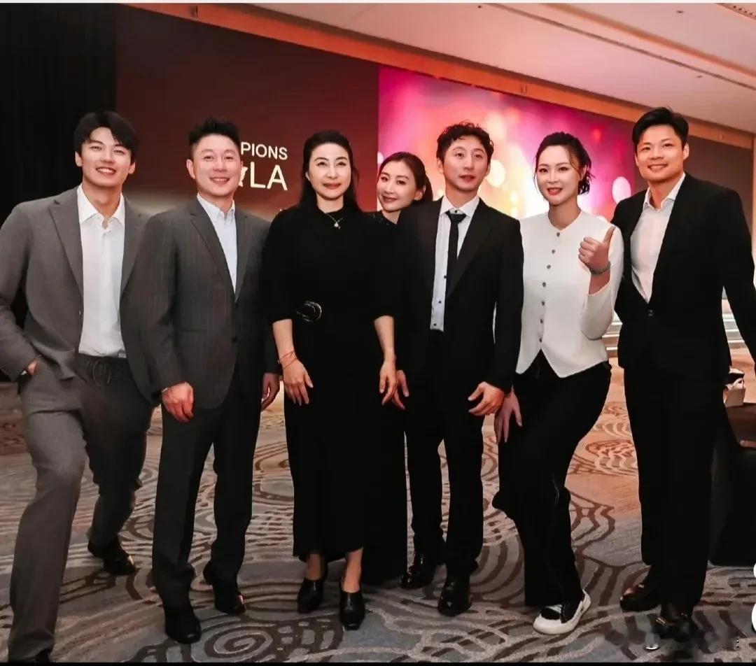 这张照片真的是好有趣啊，画面太搞笑了。受郭晶晶的邀请，一众体育大咖来到广州南沙