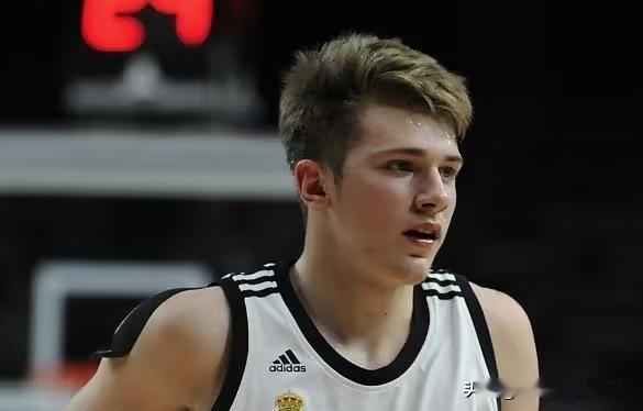 别以为东契奇只是个地板流！13岁就能胯下暴扣，他当年也是飞着打球的！东契奇最