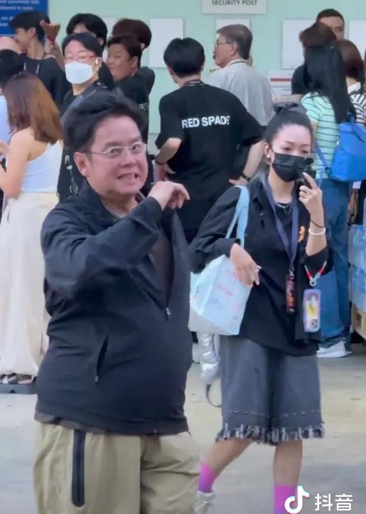 谭咏麟现身新加坡演唱会。哎呀，真搞不懂呢，看那些八卦新闻，谭咏麟很喜欢而且长年进