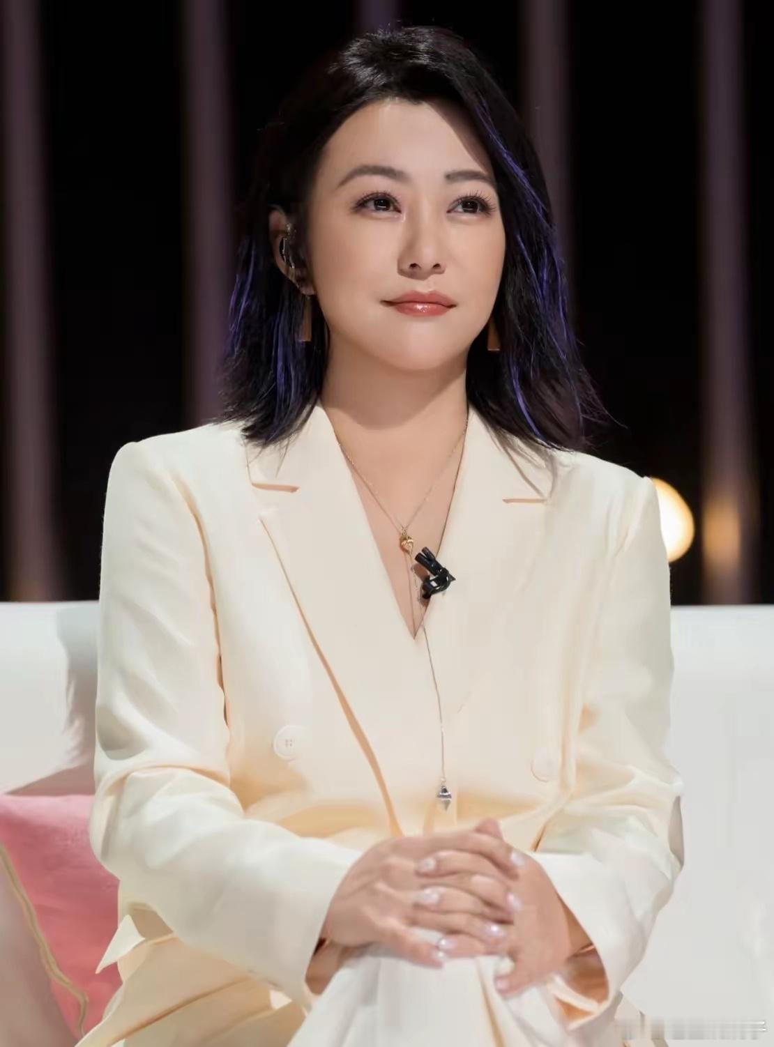 我同学有幸在综艺节目后台见过郝蕾，她给我说了一个大实话，说郝蕾根本不是屏幕上