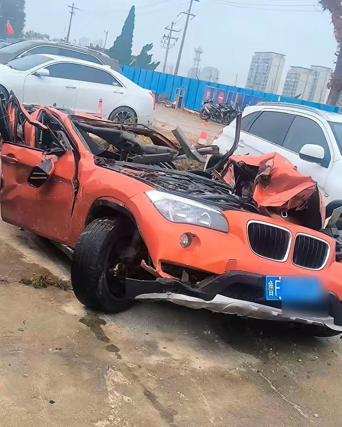 11月7日发生的车祸，那个视频，我看了好几遍！我看着红色宝马车已经打算换道超