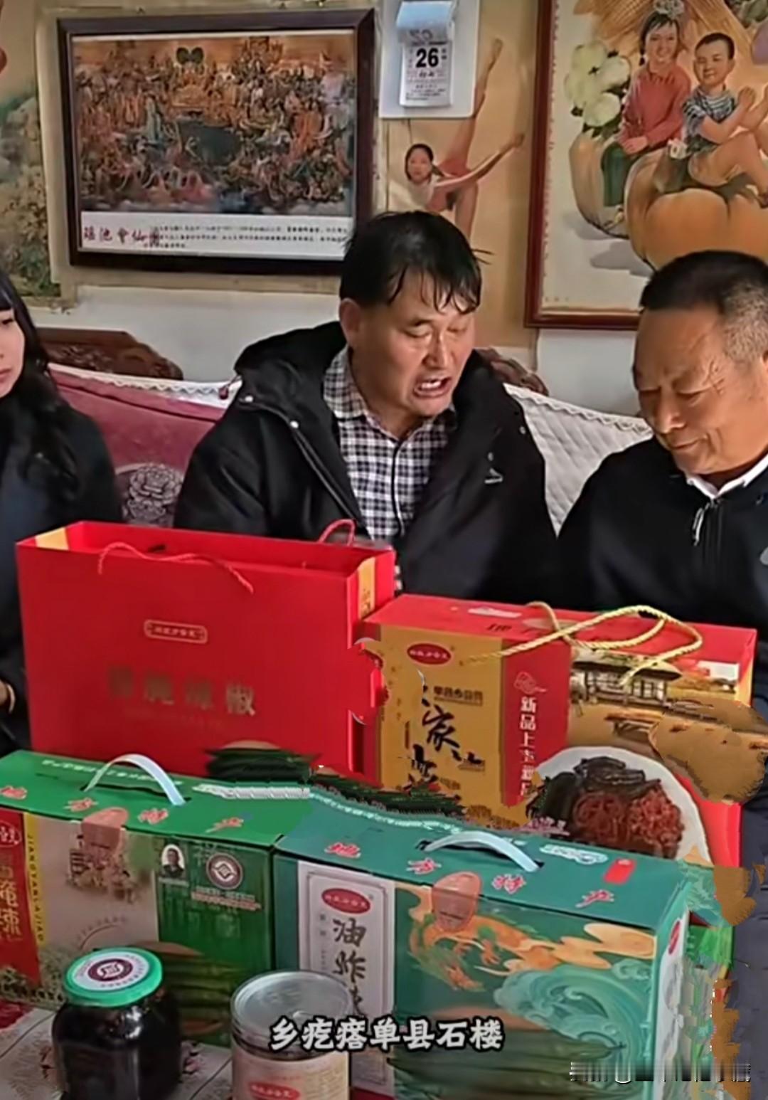 大衣哥朱之文也开始带货了，一家酱菜厂粉丝给大衣哥朱之文送来酱菜产品，大衣哥朱之文