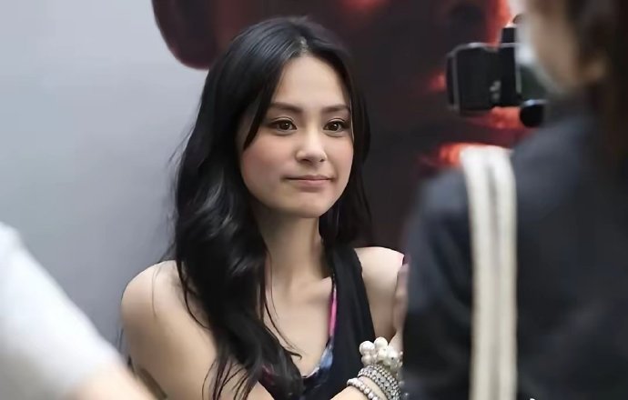 小时候觉得阿Sa更好看，娃娃脸，活泼可爱，骨架匀称，性格讨喜！​在电影《大头阿