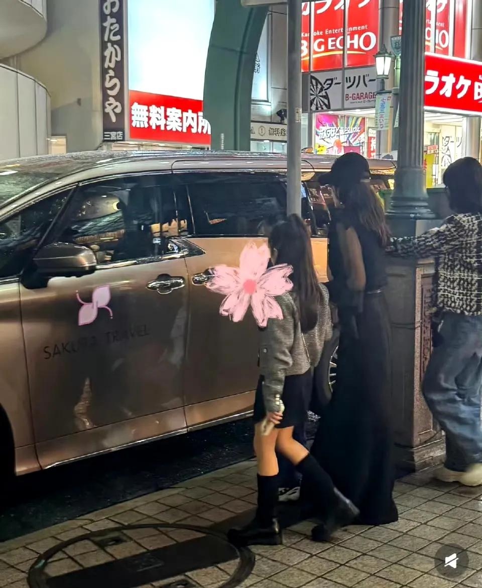章子怡一家三口现身国外，女儿打扮时尚很有气质。前两天网友在乌鲁木齐偶遇到了汪