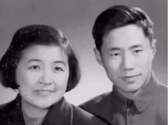 他爸是搞航天科学的院士，他妈是国内第一代计算机专家。结果俩人捣鼓了一辈子精密仪器