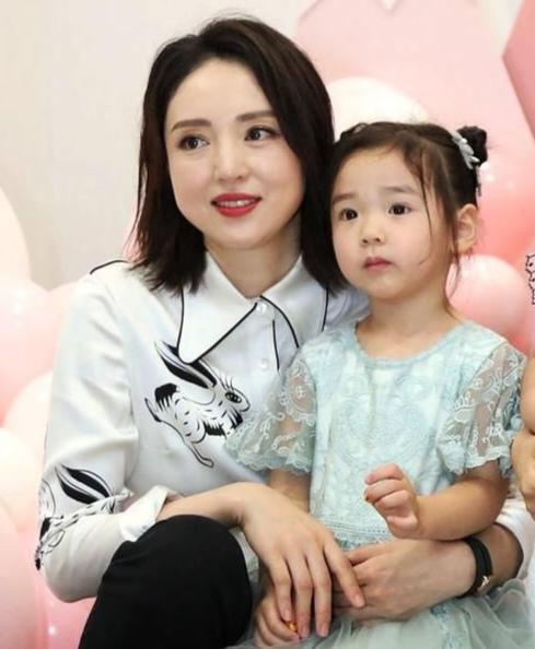 小酒窝为啥成了娱乐圈的“人气密码”？其实很简单——当精致成为流水线，真实就成了稀