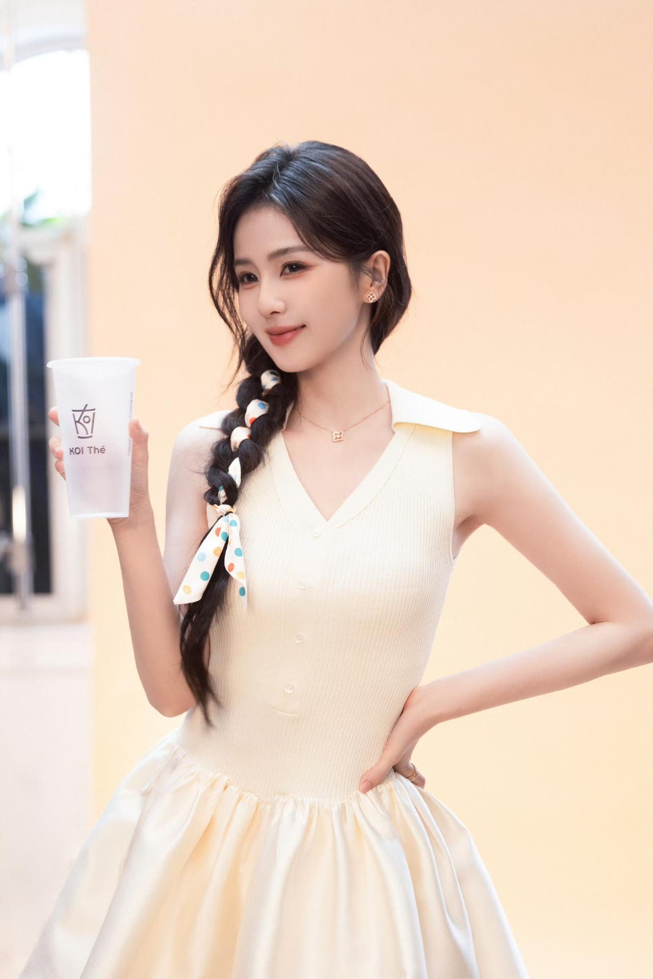 白鹿KOI品牌新鲜写真上线啦！奶黄无袖连衣裙搭配波点丝巾麻花辫，清甜氛围感拉
