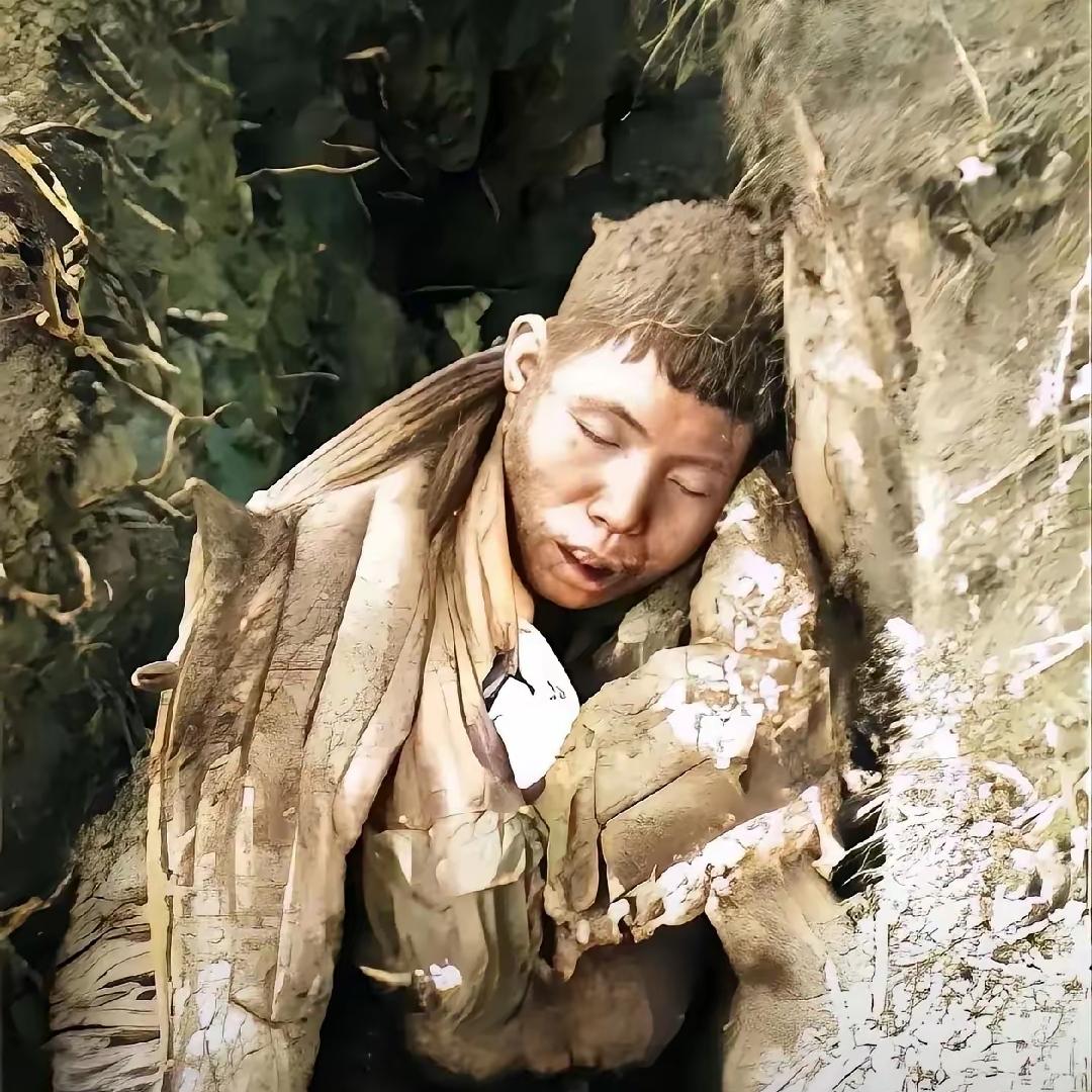 六七十年前朝鲜战场上，咱们志愿军有个战士被冻死在长津湖。美国记者拍了他最后一张照