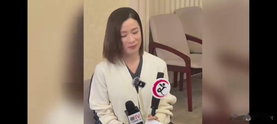 佘诗曼受访,悼念许绍雄!10月28日,佘诗曼在受访中硬咽着喊话许绍雄:“老豆,