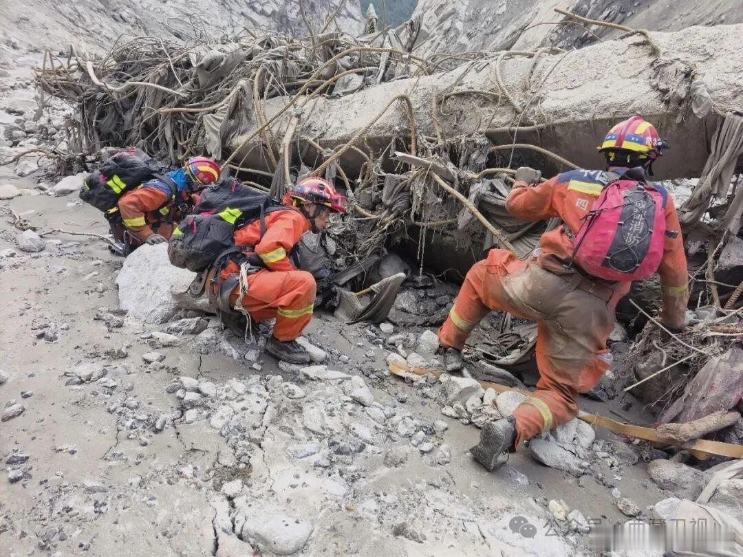 #久久回望久久山河##致敬逆行者#9月9日，距吉隆冰岩崩灾害已过去十四天。十四天昼夜鏖战，突击队绝境