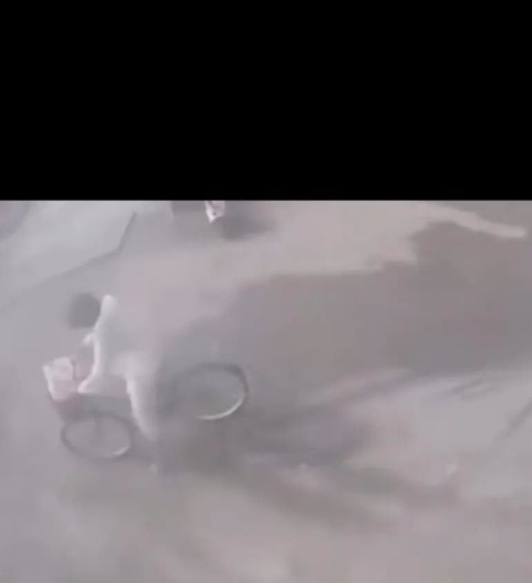 骑车女子脖子全程焊死，身子被货车压没了一半，代价太可怕远离货车，很多时候大车
