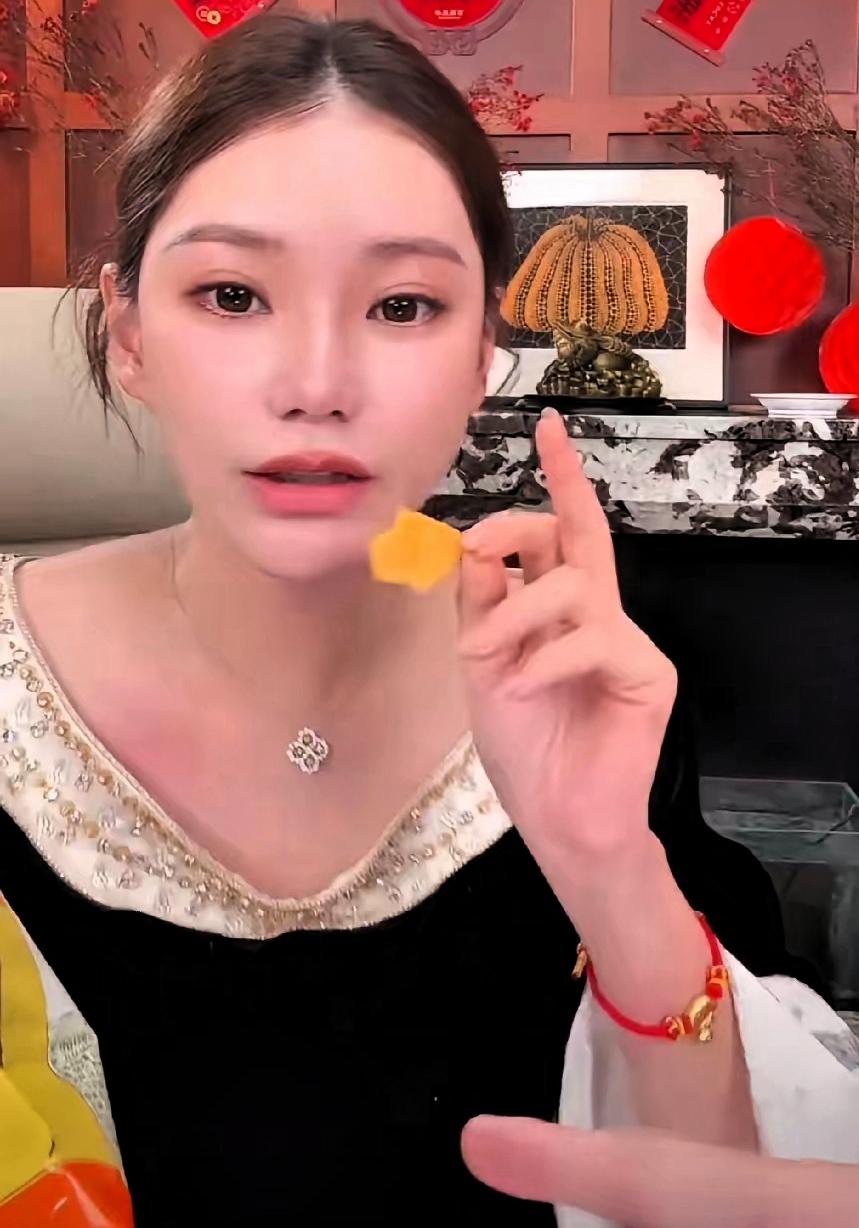 筱梅开始了直播，没多久，就有人开始搞事情，恶意评论一条接一条，看着就来气，黑粉真