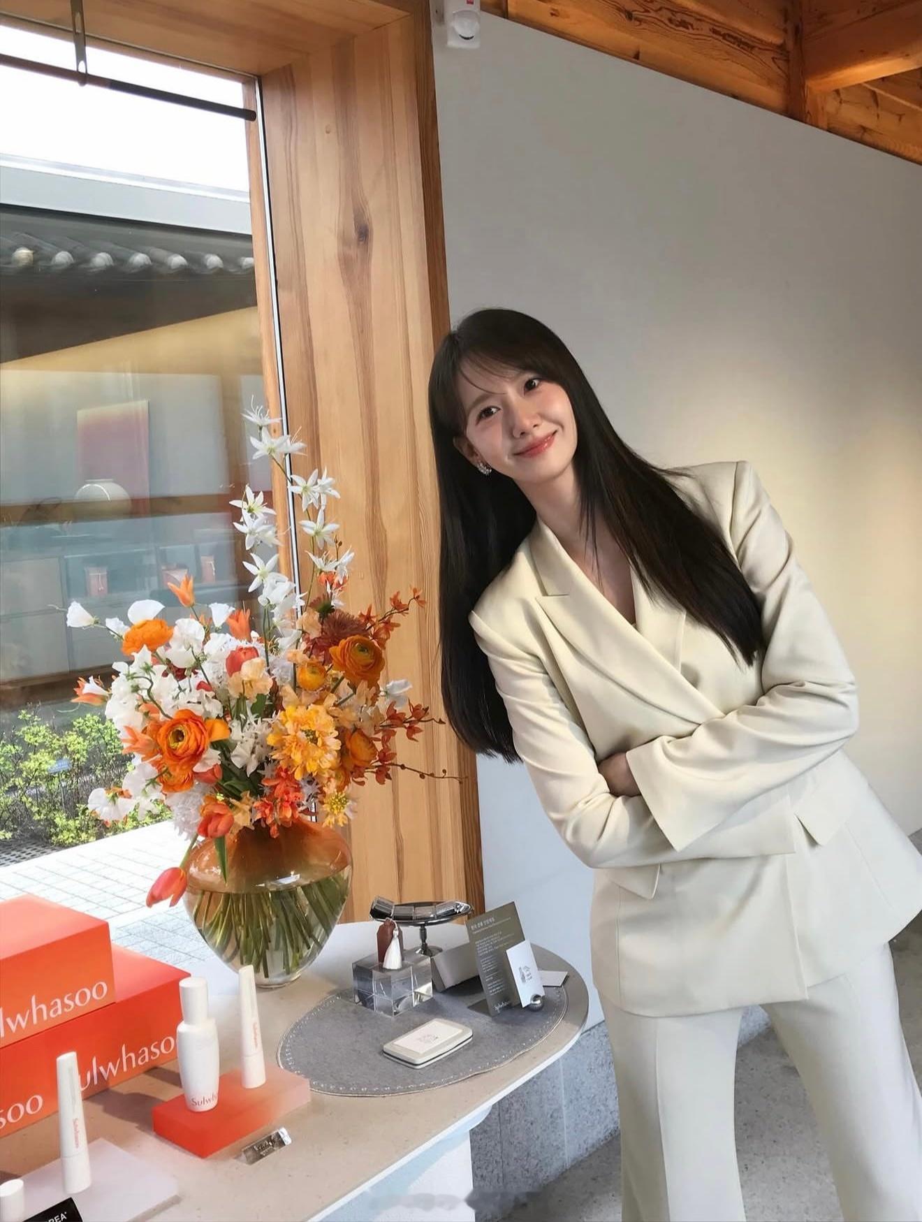 林允儿林允儿这一套又干净利落又好看的韩式西装套装被允儿穿的很好看