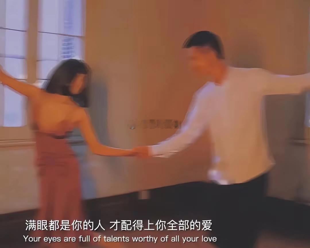 天秤座倾向于喜欢外表出众、气质优雅的人，同时也期望对方具备良好的品德和深厚的修养