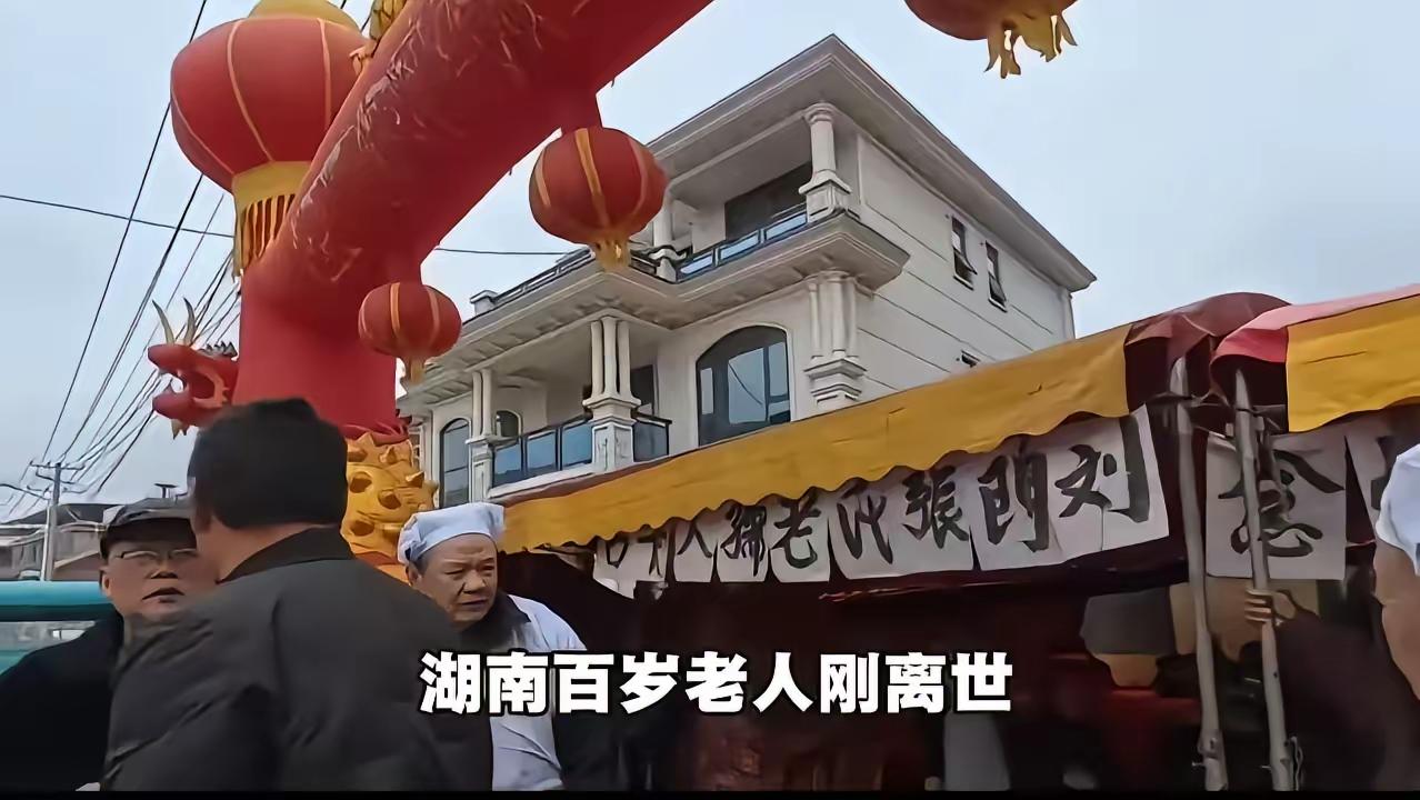 你说的是2026年3月发生在湖南邵阳花桥村的真实事件，两位美国摩托旅行者