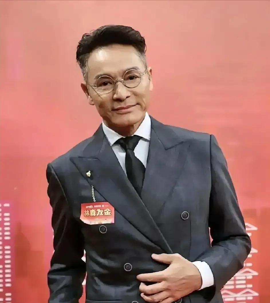 郭晋安背着五亿港币悄悄收租，海俊杰为了一百五十万手术费在镜头前鞠躬。同一条TV