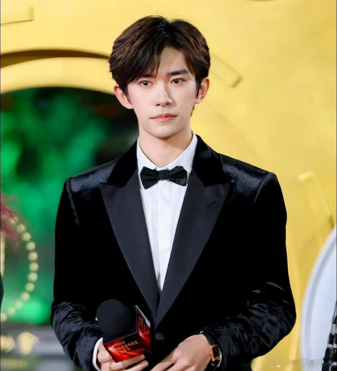 1、易烊千玺成金鸡奖最年轻影帝，第四次提名，凭借《小小的我》的刘春和一角获得最佳