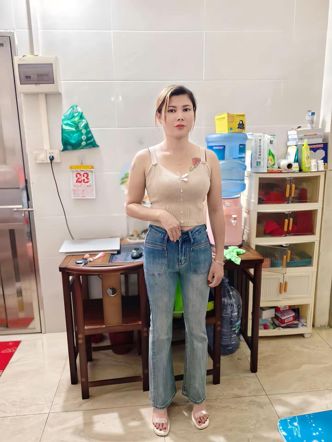 尝尽独处孤单，始终盼望，往后能有专属自己的温暖港湾吊带背心搭配牛仔裤